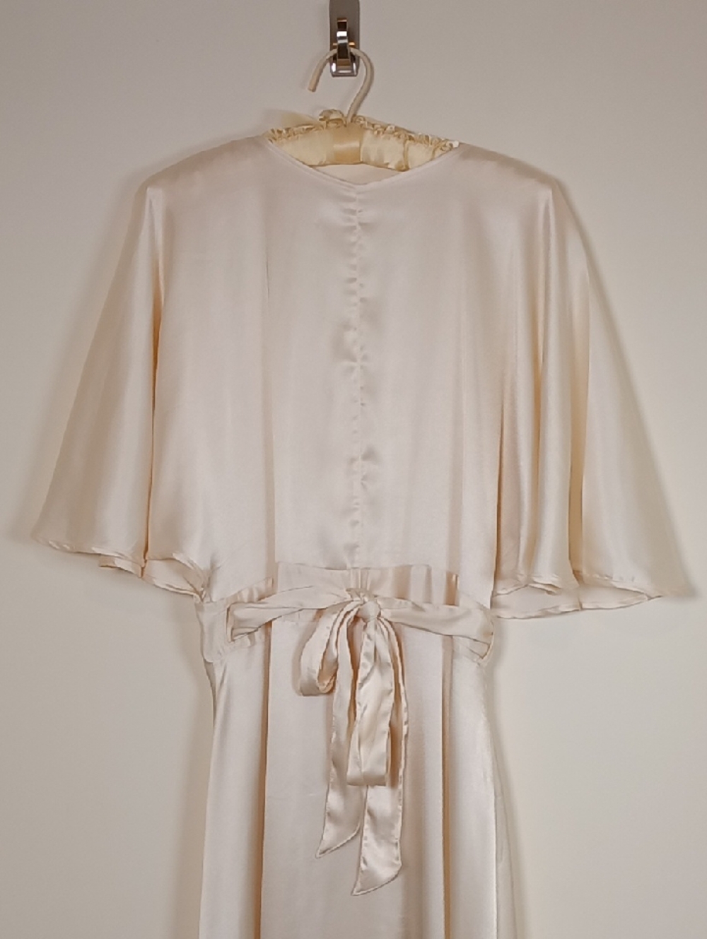 What Katie Did Gold Label Satin  Cream Wrap Robe with Attached Tie Waist Size 12 - Picture 4 of 16
